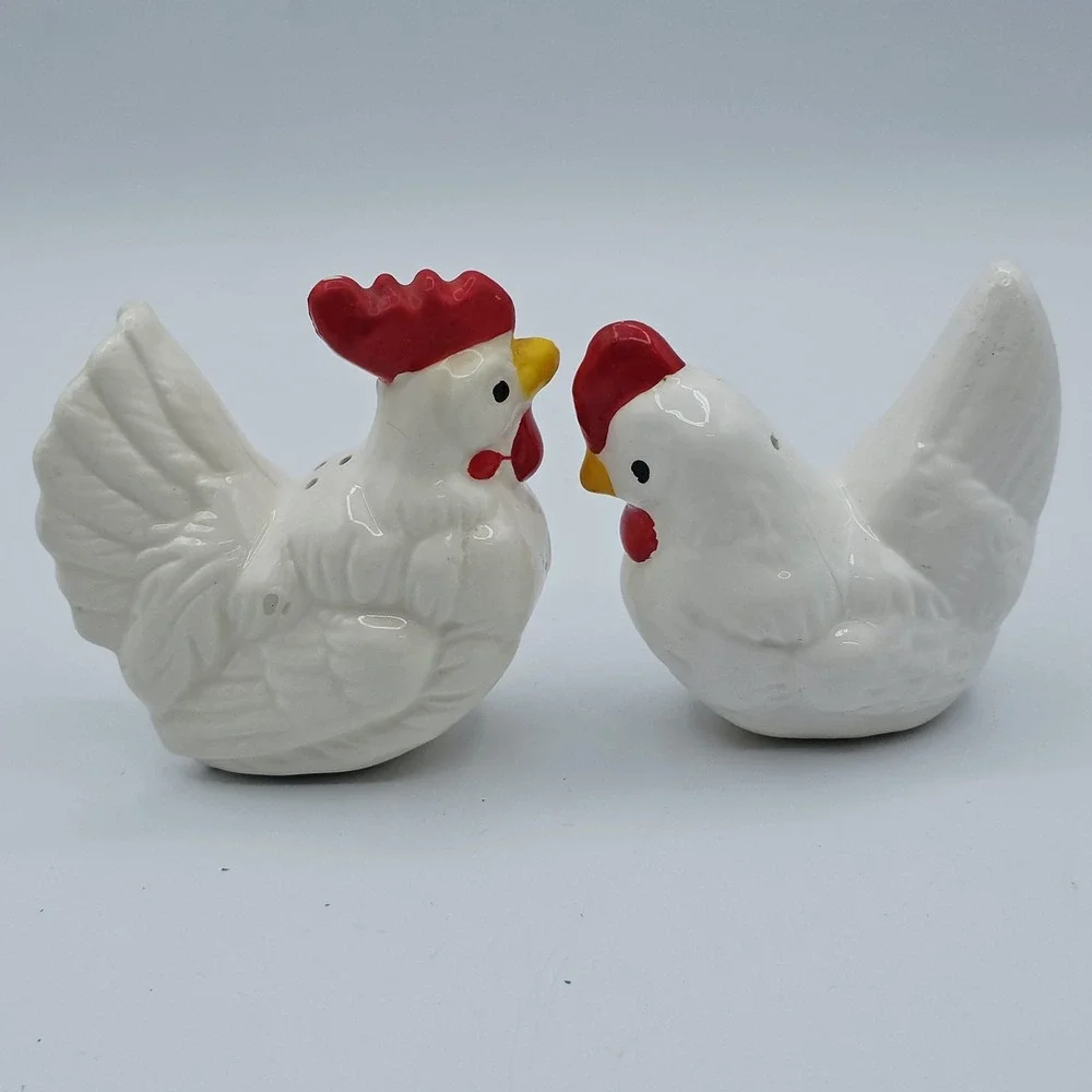 Vtg Chicken Hen Rooster Salt & Pepper Shakers Set Ceramic White‎ Farmhouse Decor